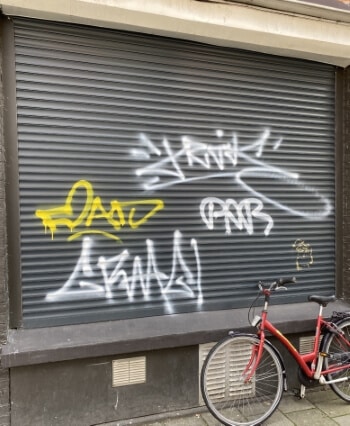 vervuilde rolluiken met graffiti